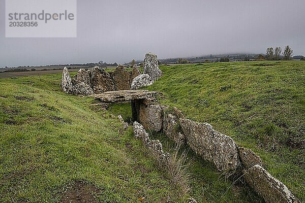 Dolmen der Cotorrita  neolithische Grabkammer  Gemeinde Los Altos  Las Merindades  Burgos  Spanien  Europa
