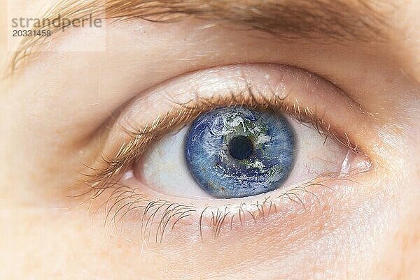 Umweltschutz Konzept. Close up Bild der Frau Auge mit Erde in ihm. Creative Composite von Makro Auge mit der Erde als Iris. Die Elemente dieses Bildes wurden von der NASA zur Verfügung gestellt
