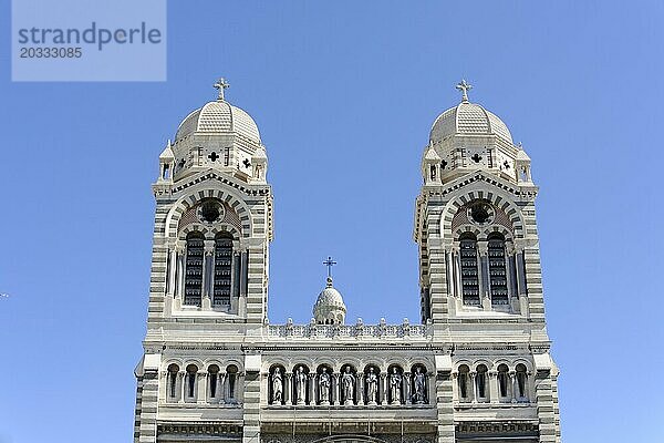 Kathedrale von Marseille oder Cathédrale Sainte-Marie-Majeure de Marseille  1852-1896  Marseille  Vorderansicht der Fassade einer Kathedrale mit Doppelkuppeln vor blauem Himmel  Marseille  Département Bouches-du-Rhône  Region Provence-Alpes-Côte d'Azur  Frankreich  Europa