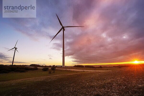 Windräder Silhouette auf Berg bei Sonnenuntergang