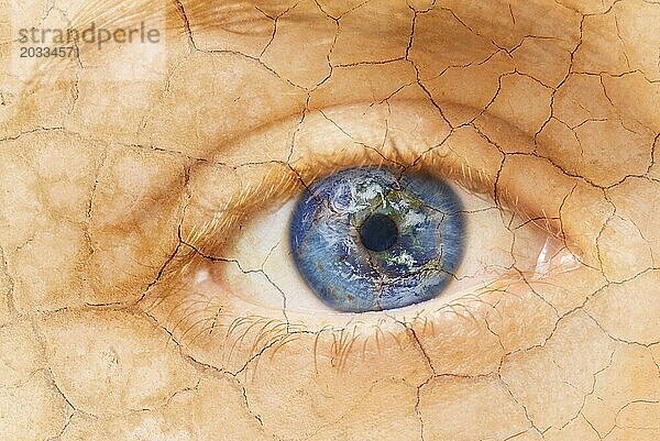 Globale Erwärmung Konzept. Close up Bild der Frau geknackt texturierten Gesicht mit Iris Erde. Creative Composite von Makro Auge mit der Erde als Iris. Elemente dieses Bildes von der NASA zur Verfügung gestellt