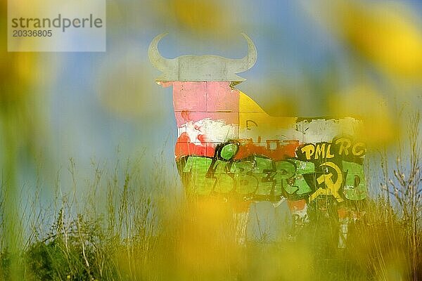 Stier von Osborne  Manolo Prieto  Silhouette eines Stieres von Lydia  Plakatwand der Straße  um den Brandy von Jerez Veterano der Osborne Gruppe zu fördern  Ma 15 zwischen Algaida und Montuiri  Mallorca  balearische Inseln  Spanien  Europa