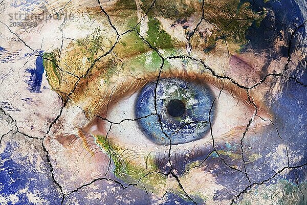 Erde Aussterben Konzept. Close up Bild der Frau Gesicht mit Erde gemalt  rissige Textur mit Iris Erde. Creative Composite von Makro Auge mit Erde als Iris. Elemente dieses Bildes wurden von der NASA zur Verfügung gestellt