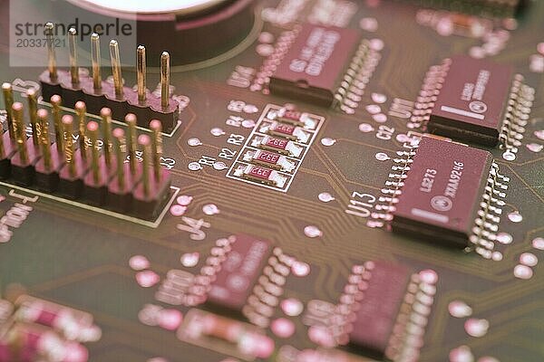 Nahaufnahme einer rosa beleuchteten elektronischen Computerplatine  Mikrochips  silberne Lötpunkte und linien  Studio Composition  Quebec  Kanada  Nordamerika