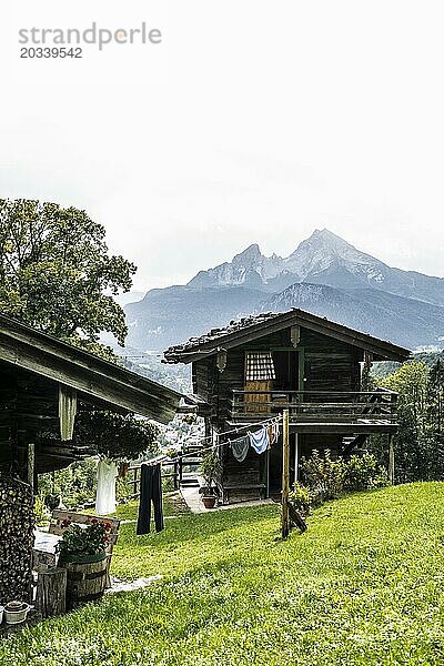 Historisches Holzhaus  Ausblick zum Watzmann  Berchtesgardener Alpen  Berchtesgaden  Berchtesgadener Land  Oberbayern  Bayern  Deutschland  Europa