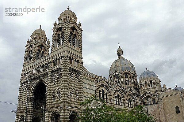 Kathedrale von Marseille oder Cathédrale Sainte-Marie-Majeure de Marseille  1852-1896  Marseille  Vorderansicht der Fassade einer Kathedrale mit Doppelkuppeln vor blauem Himmel  Die Kirche mit Zwillingsglockentürmen unter einem bewölkten Himmel  Marseille  Département Bouches-du-Rhône  Region Provence-Alpes-Côte d'Azur  Frankreich  Europa