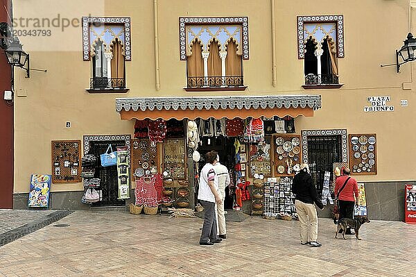 Cordoba  Menschen gehen an einem traditionellen Souvenirladen auf einem alten Stadtplatz vorbei  Jaen Provinz  Andalusien  Spanien  Europa