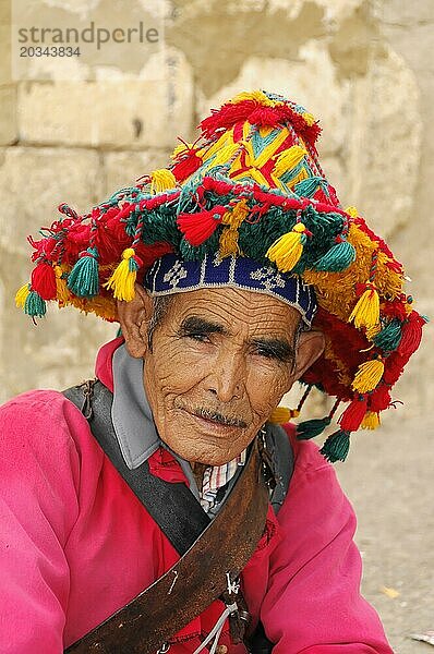 Portrait  Wasserverkäufer  Meknes  Marokko  Afrika  Porträt einer älteren Person mit bunter Kopfbedeckung in traditionellem Outfit  Nordmarokko  Afrika