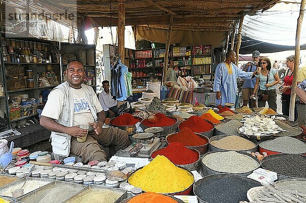 Rissani  Fröhlicher Standinhaber präsentiert seine Auswahl an Gewürzen auf dem Markt  Mittlerer Atlas  Rissani  Marokko  Afrika