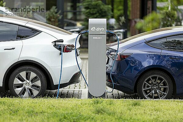 Eine Stromtankstelle (E-Auto-Ladestation) für elektrische Fahrzuge vom Energiekonzern E.ON an der gerade zwei PKW des Automobilherstellers Tesla laden  in Berlin  08.04.2024