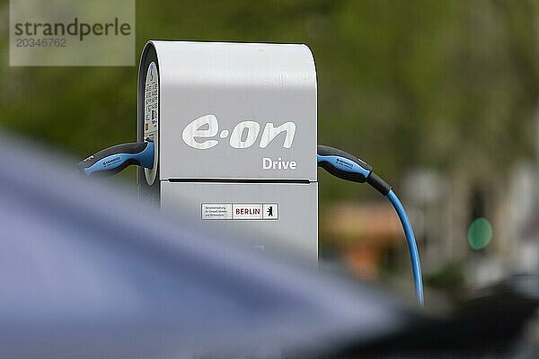 Eine Stromtankstelle (E-Auto-Ladestation) für elektrische Fahrzeuge vom Energiekonzern E.ON in Berlin  08.04.2024