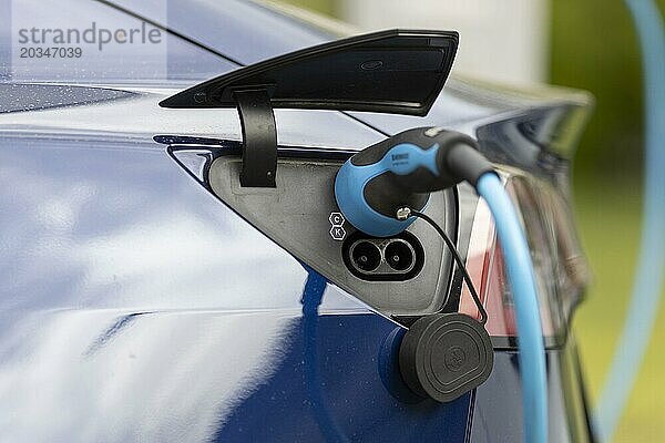 Ein blaues Elektroauto vom Tesla wird mit Strom aufgeladen  in Berlin  08.04.2024