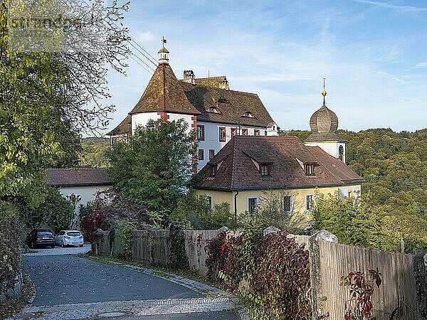 Burg Egloffstein über dem Trubachtal im Herbst  Egloffstein  Oberfranken  Fränkische Schweiz  Bayern  Deutschland  Europa