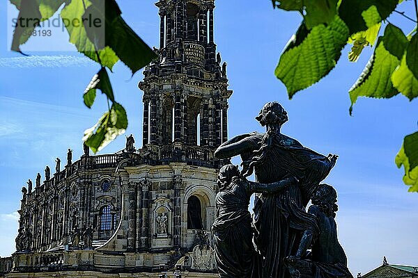 Die Katholische Hofkirche  eine Barockkathedrale am Theaterplatz zwischen Residenzschloss und Semperoper in der Inneren Altstadt zu Dresden  Sachsen  Deutschland  Europa