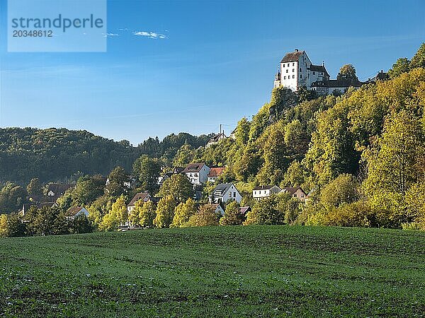 Burg und Dorf Egloffstein im Trubachtal im Herbst  Egloffstein  Oberfranken  Fränkische Schweiz  Bayern  Deutschland  Europa