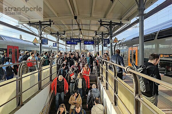 Viele Menschen und zwei Nahverkehrszüge am Hauptbahnhof  Witten  Nordrhein-Westfalen  Deutschland  Europa