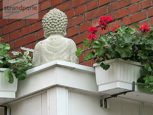Buddha von hinten auf einem Balkon in Rinteln