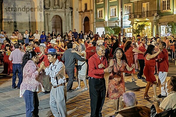 Oaxaca  Mexiko  Der wöchentliche Mittwochstanz auf dem Zocalo  dem zentralen Platz. In dieser Nacht war der Tanz am Valentinstag  und viele Tänzer trugen rot  Mittelamerika