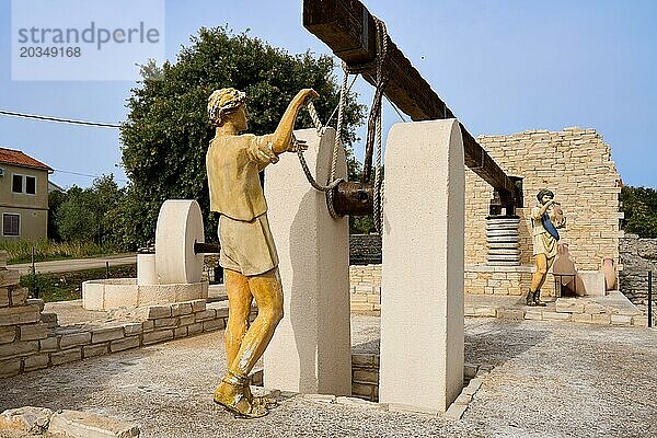 Nachbildung einer römischen Ölmühle  bei einer archäologische Stätte mit den Überresten einer alten Ölmühle aus dem 1. Jahrhundert  in der das berühmte liburnische Olivenöl hergestellt wurde  in dem Dorf Muline  Insel Ugljan  Dalmatien  Kroatien  Europa