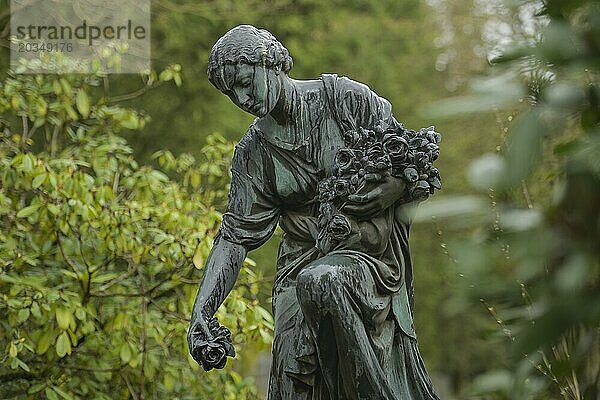 Frauenfigur aus Bronze  Trauerfigur  Symbolfoto für den Tod  Nordfriedhof  Wiesbaden  Hessen  Deutschland  Europa