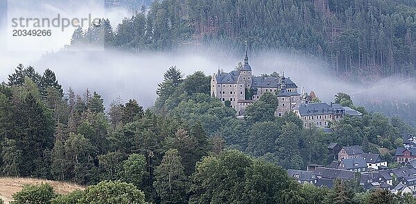 Aussicht auf Burg Lauenstein mit Morgennebel  Ludwigsstadt  Oberfranken  Bayern  Deutschland  Europa