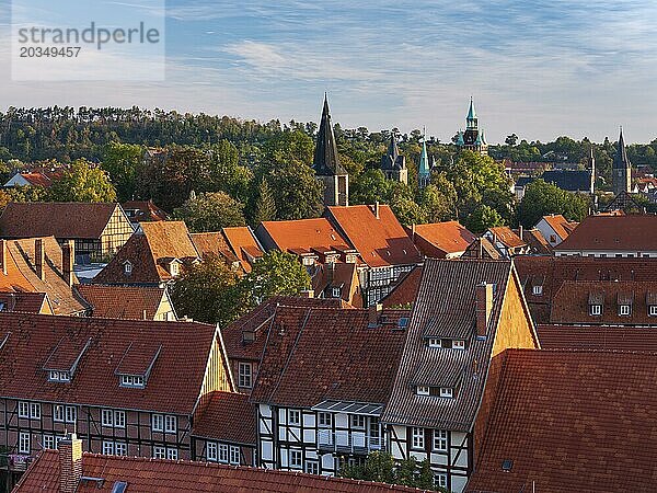 Ausblick vom Schlossberg auf die Dächer der Fachwerkhäuser und die Türme in der historischen Altstadt  UNESCO Welterbe  Quedlinburg  Sachsen-Anhalt  Deutschland  Europa