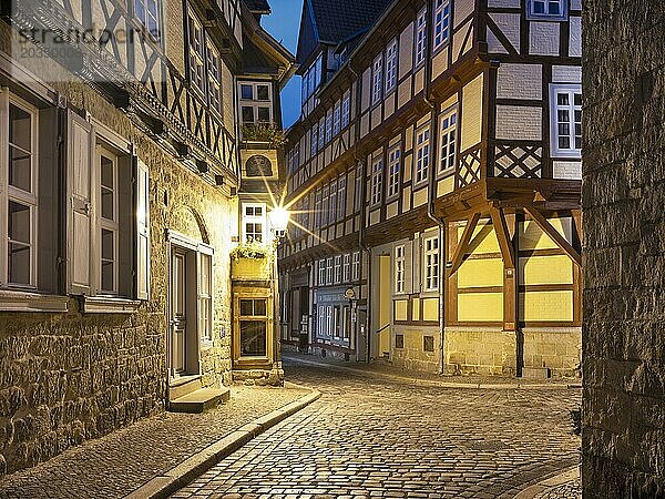 Enge Gasse mit Fachwerkhäusern und Kopfsteinpflaster in der historischen Altstadt am Abend  UNESCO Welterbe  Quedlinburg  Sachsen-Anhalt  Deutschland  Europa