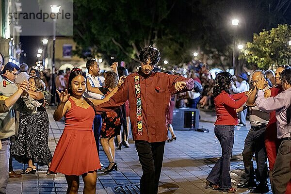 Oaxaca  Mexiko  Der wöchentliche Mittwochstanz auf dem Zocalo  dem zentralen Platz. In dieser Nacht war der Tanz am Valentinstag  und viele Tänzer trugen rot  Mittelamerika