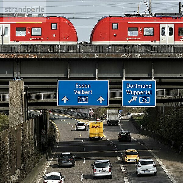 Regionalzug fährt über die Autobahn A535 am Sonnborner Kreuz  Autobahnkreuz  Wuppertal  Nordrhein-Westfalen  Deutschland  Europa