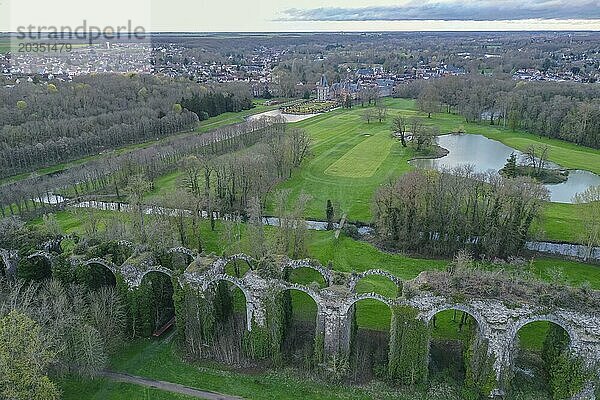 Luftbild Schloss Chateau de Maintenon am Fluss Eure mit Golfplatz und Ruine des Aquädukt  Departement Eure-et-Loir  Region Centre-Val de Loire  Frankreich  Europa