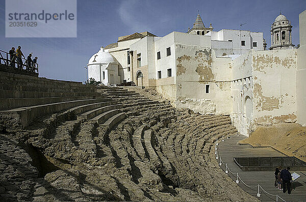 Touristen besuchen die archäologische Stätte eines römischen Theaters in Cadiz  Spanien