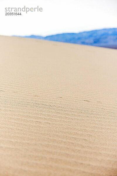 Leere Wüstensanddünen im Death Valley in Kalifornien; USA