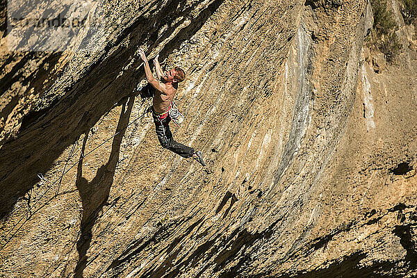 Der professionelle italienische Kletterer Gabriele Moroni klettert eine 8c-Route in Margalef  Spanien.