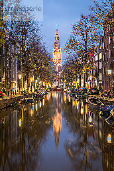 Staalmeestersbrug zur blauen Stunde in Amsterdam