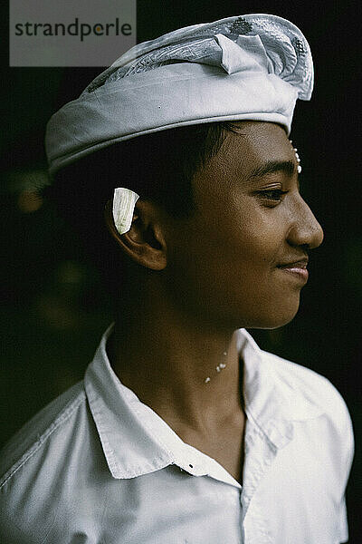 Balinesischer junger Mann mit nationalem Kopfschmuck  Porträt  Nahaufnahme.