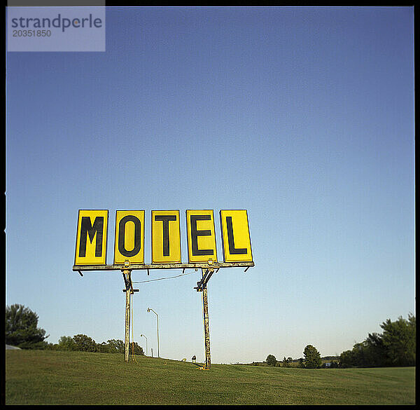 Ein Motelschild an einer Autobahn in South Dakota  USA