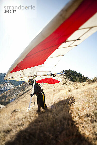 Der Weltrekord-Drachenflieger BJ Herring wartet beim Start am Lookout Mountain in Golden  Colorado  auf den richtigen Wind.