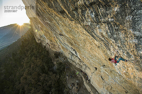 Profikletterin Barbara Raudner klettert El Gran Blau 8b+/c in Oliana  Spanien.