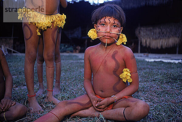Kinder der Yanomami-Indianer im Dorf Irokai-teri  Venezuela  Südamerika