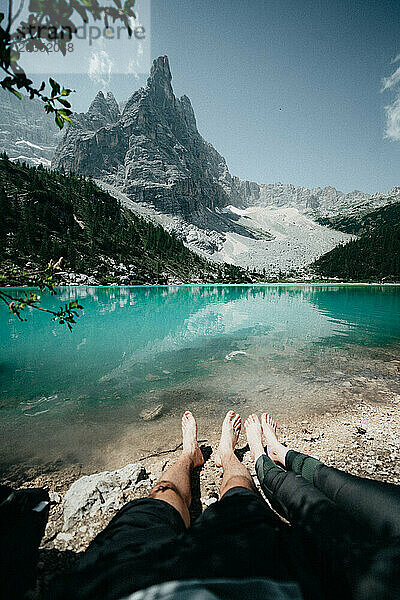 Paar entspannt am See in Italien