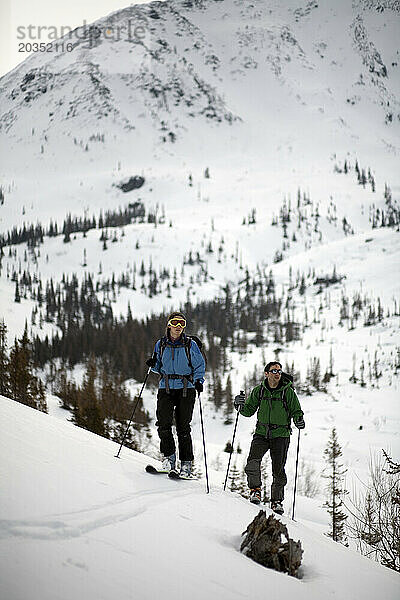 Zwei Personen Skifahren im Winter in den Bergen in Baikalsk  Sibirien  Russland.