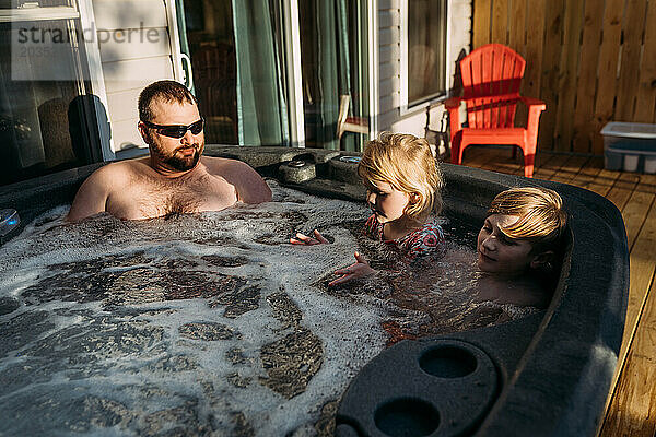 Familie entspannt im Whirlpool im Ferienhaus