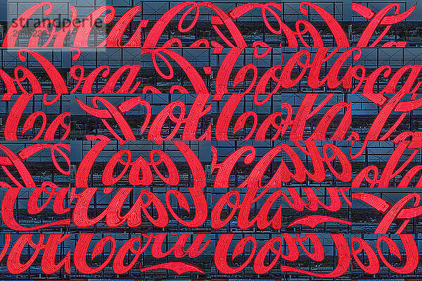 Eine Collage aus 36 Bildern des Coca-Cola-Schildes in Atlanta  Georgia