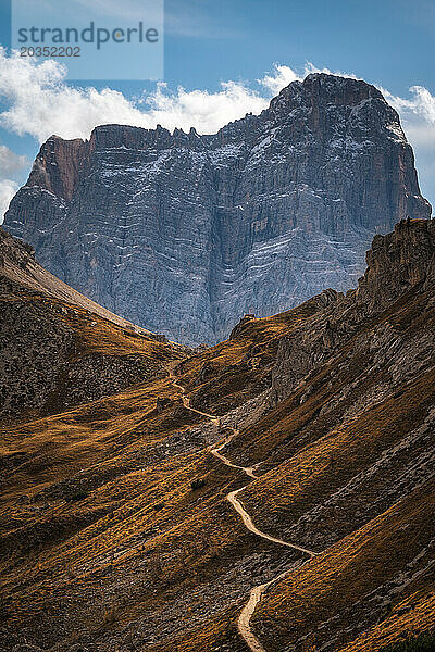 Kurvenreicher Weg  der zu einem Berg in den Dolomiten führt