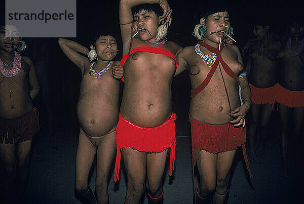 Yanomami-Indianerinnen tanzen und singen während eines Festes. Im Amazonaswald im Süden Venezuelas.
