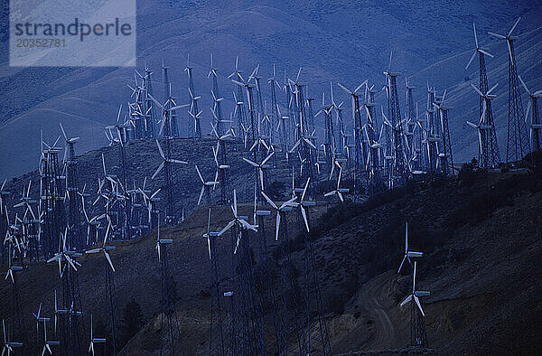 Hightech-Windmühlen  von denen einige 500 Fuß hoch sind  wenn ihre Rotorblätter senkrecht stehen  summen auf dem Altamont Pass in Kalifornien  während sie sauberen Strom produzieren. Windenergie ist die Welt