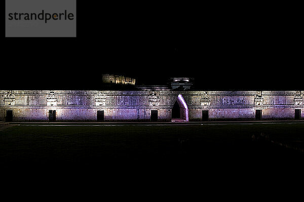 Maya-Ruinen von Uxmal werden während einer theatralischen Laserlichtshow auf der Halbinsel Yucatan  Mexiko  beleuchtet