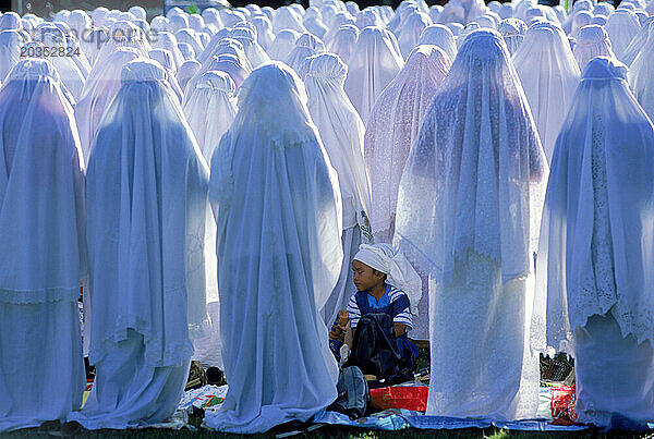 Kind inmitten einer großen Gruppe von Frauen in weißen Kleidern  Surinam  Südamerika.