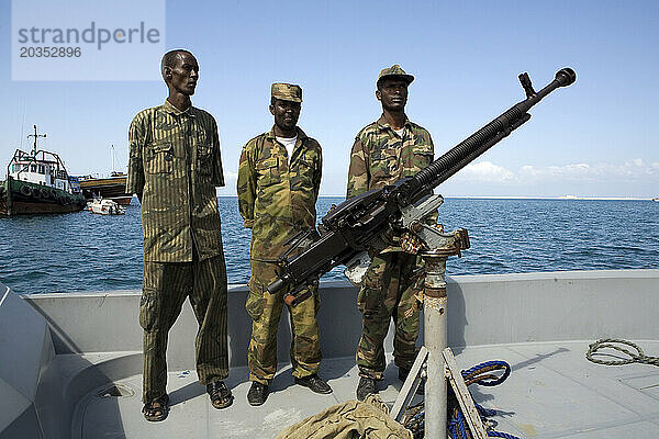 Die somalische Küstenwache an Bord eines ihrer drei Anti-Piraterie-Schnellboote im Hafen von Berbera.