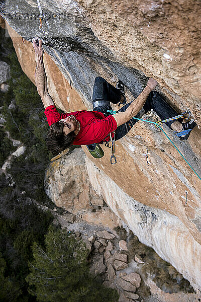 Der Profikletterer Ethan Pringle klettert La Reina Mora  9a. Siurana  Spanien.